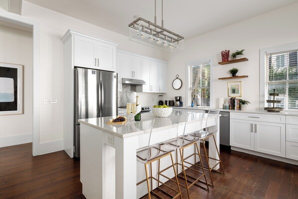 Refrigerador, microondas, horno, placa de cocina