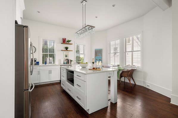 冷蔵庫、電子レンジ、オーブン、コンロ