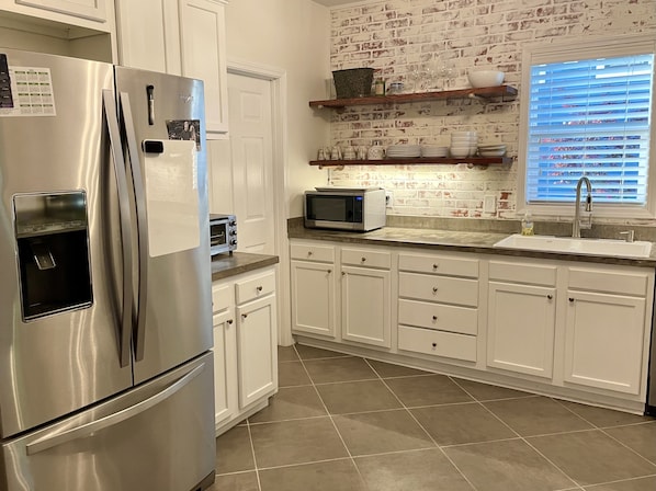 Microwave, dishwasher, coffee/tea maker, cookware/dishes/utensils