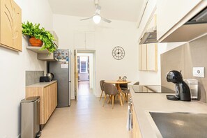 Coffee/tea maker, fridge, microwave, oven