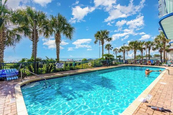 Alberca techada y alberca al aire libre