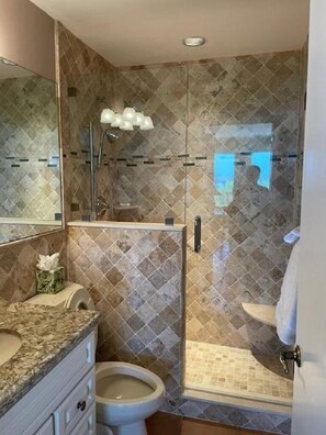 Dusche, Whirlpool, Haartrockner, Bidet