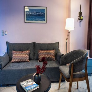 TV, books - Olive Nest, Fully equipped, 5 min from beach (Άγιος Δημήτριος Ηρακλειο κρητης)