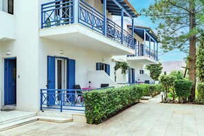 Terrace/patio - Olive Nest, Fully equipped, 5 min from beach (Άγιος Δημήτριος Ηρακλειο κρητης)