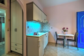 Fridge, oven, stovetop, coffee/tea maker
