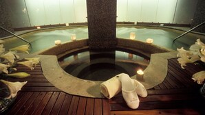 A spa area with a circular hot tub, candles, and towels. - Mayan Palace Acapulco (Acapulco, Guerrero)