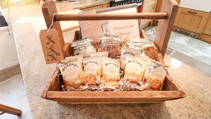 Una caja de madera llena de galletas empaquetadas y un cartel que indica 'Stonecroft Cottage'.
