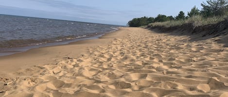 Na praia, espreguiçadeiras, toalhas de praia 