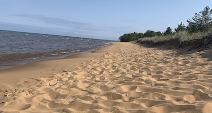 Superior Home - A Cabin in the Woods with SCREENED IN PORCH & Beach Access 🏖