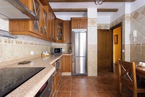 Micro-ondas, fogão, cooktop, cafeteira/chaleira