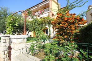 Exterior - 5 persons, near the sea and city center, with barbecue and private parking (Porec)