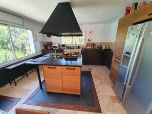 Four à micro-ondes, un four, lave-vaisselle, cafetière-théière