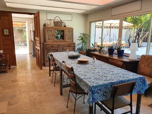 Four à micro-ondes, un four, lave-vaisselle, cafetière-théière