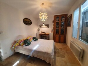 5 makuuhuonetta, silitysrauta/-lauta, ilmainen Wi-Fi, vuodevaatteet