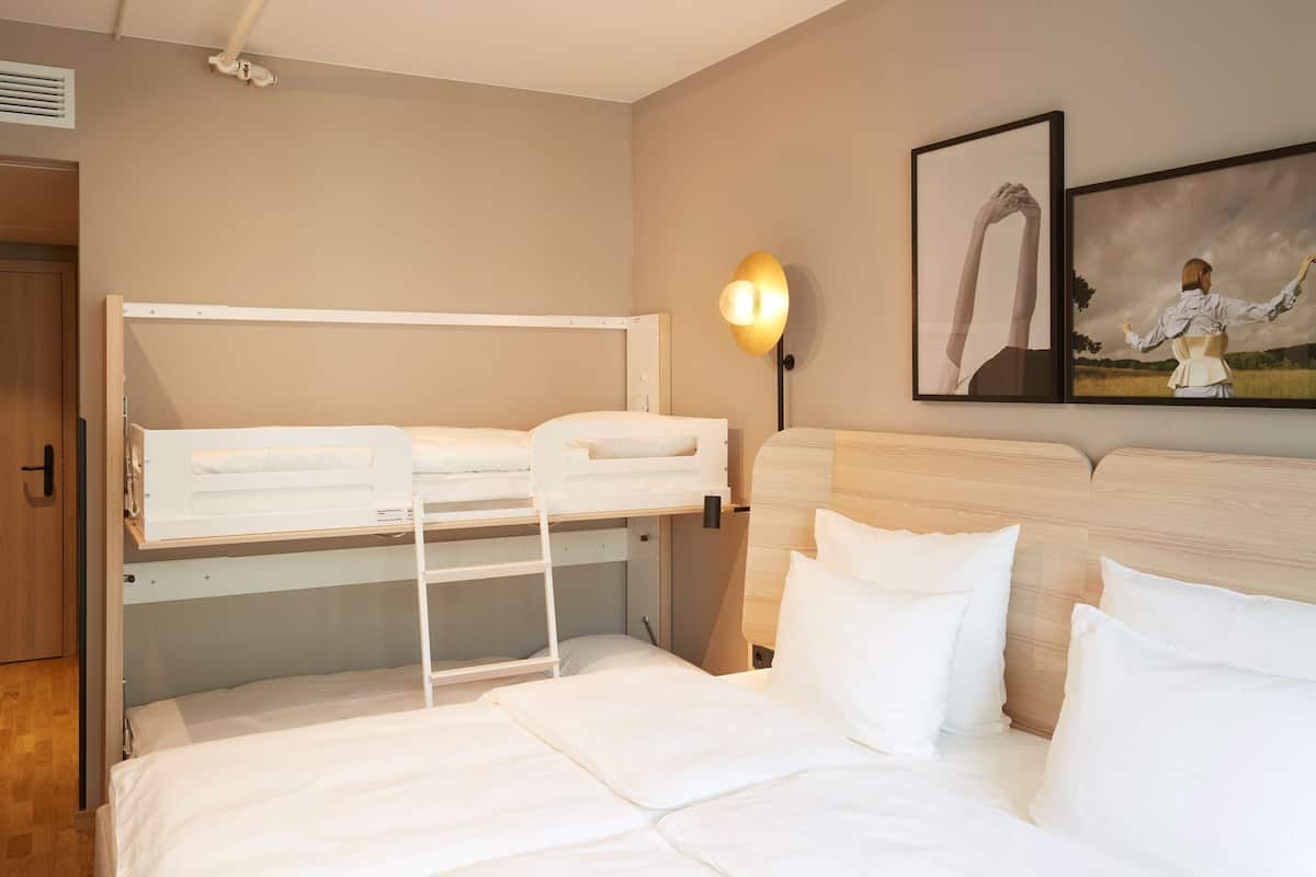 Standard Room (Family Four) | Peralatan tempat tidur hipoalergenik, langsir/tirai gelap terus
