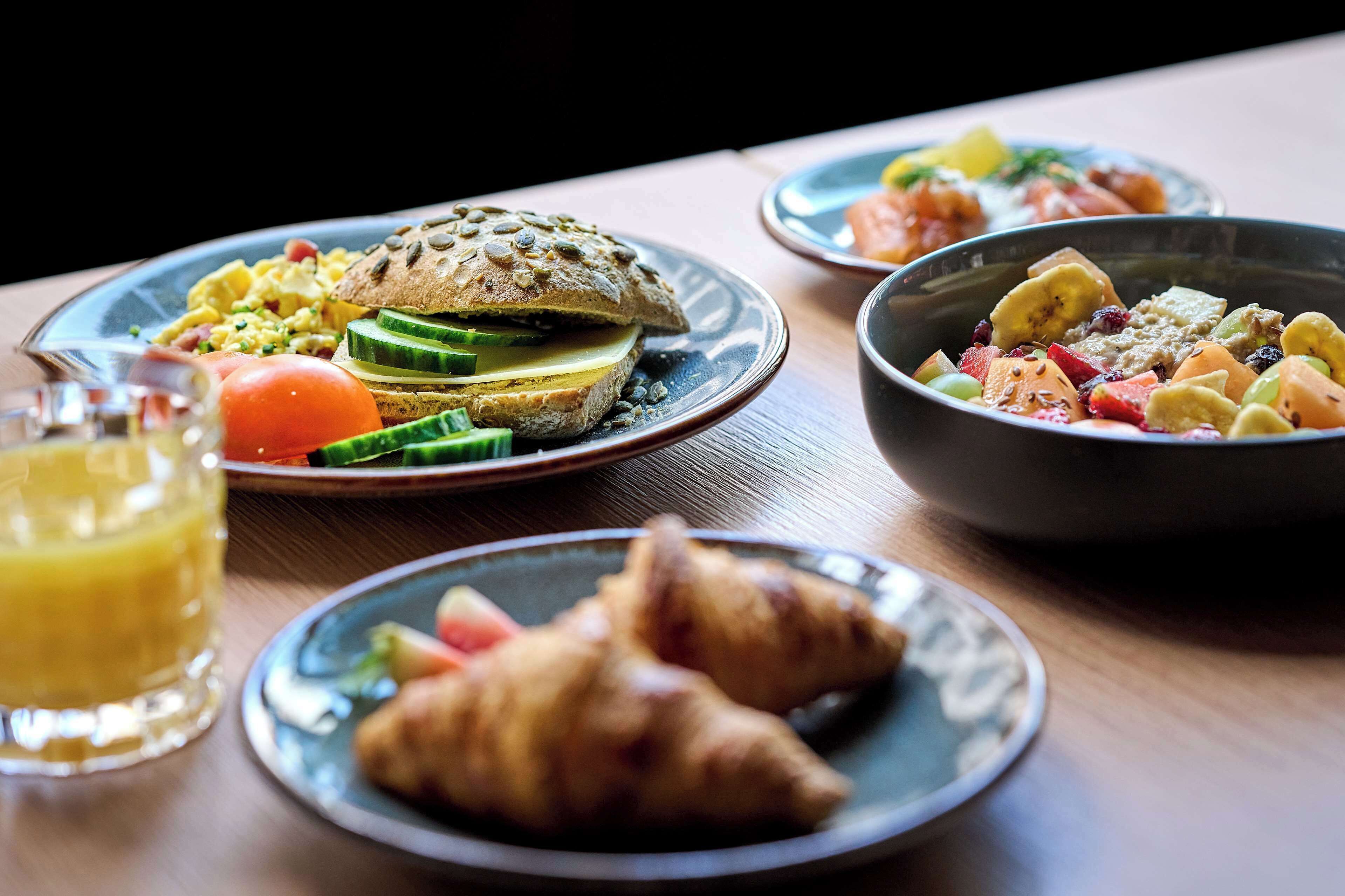 Tägliches Frühstücksbuffet (26 EUR pro Person)