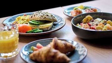 Se ofrece un desayuno bufé todos los días (26 EUR por persona)