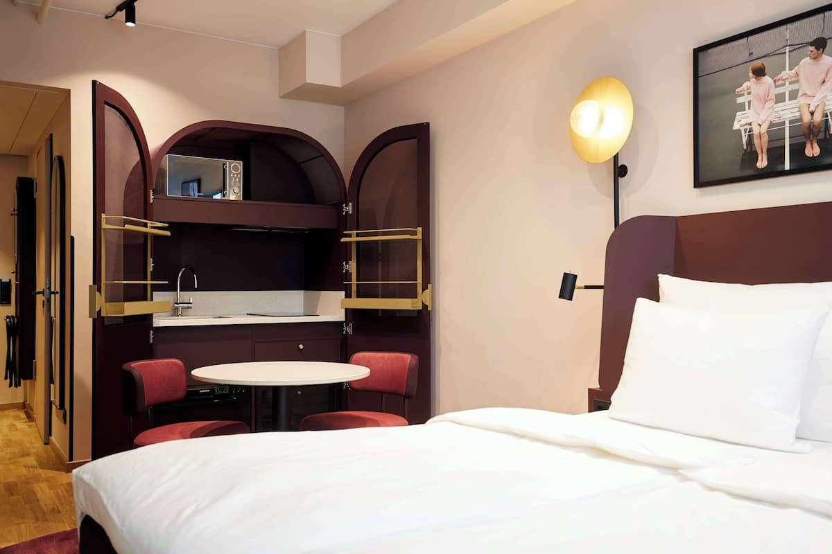 Standard Room, Kitchenette | Peralatan tempat tidur hipoalergenik, langsir/tirai gelap terus