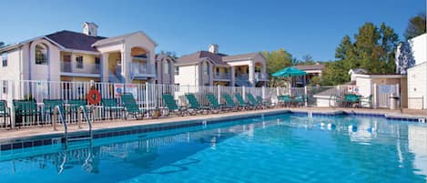 Alberca techada y alberca al aire libre