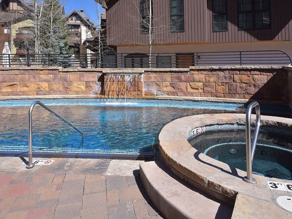 公寓客房 (Vail Village Inn) | 游泳池 | 室外游泳池和溫水游泳池