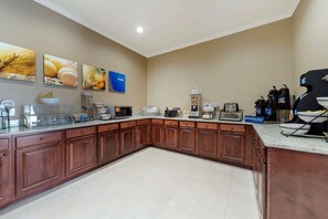 Café da manhã com buffet grátis todos os dias