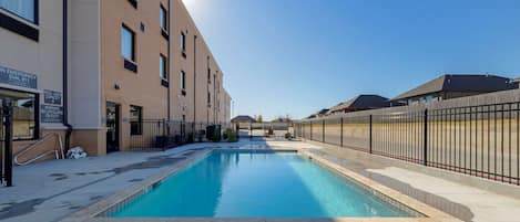 Una piscina al aire libre de temporada