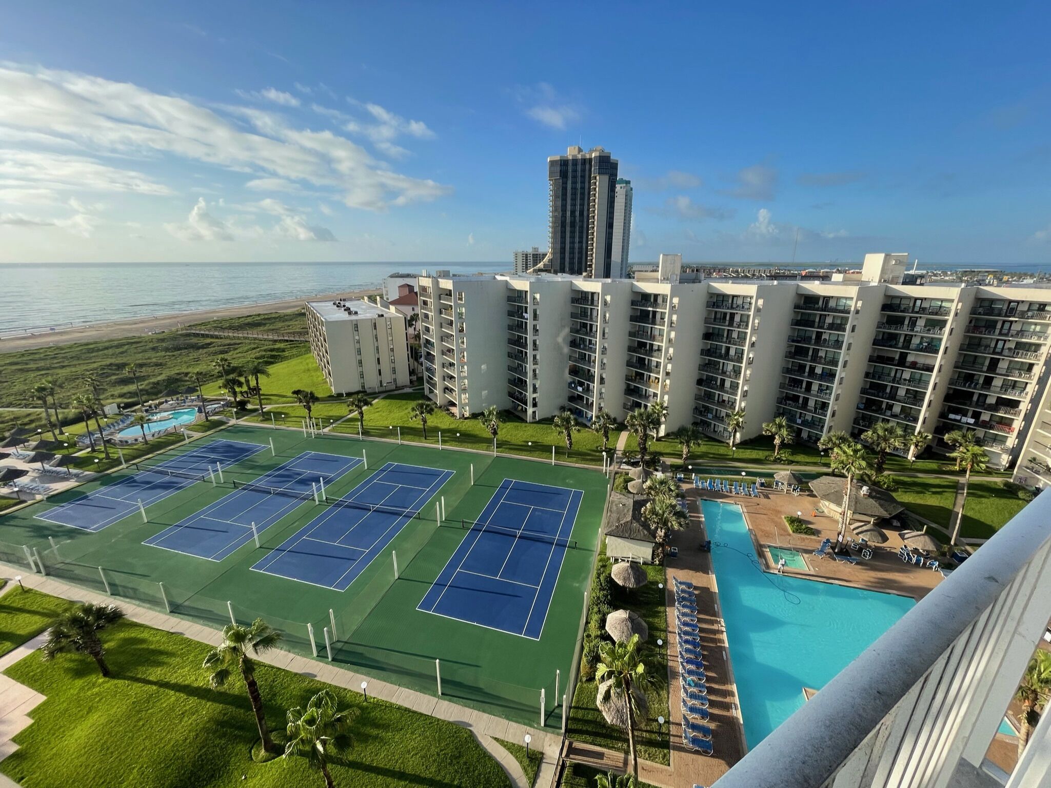 11th Floor Beachfront condo and Resort! Pools, hot tubs, & tennis courts