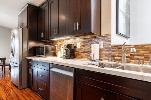 Newly Renovated Modern Home w/ Pool, Jacuzzi, Pool Table - Close to All