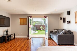 Smart TV, fireplace, books, stereo