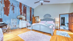 6 bedrooms, WiFi, bed sheets - 44 Gathering Place (Hot Tub) 44 Golf View Rd: 6 BR, 4.5 BA Cabin / Bungalow in Maggie Valley, Sleeps 14 (Maggie Valley)