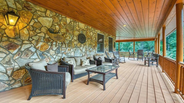 Terrace/patio - 44 Gathering Place (Hot Tub) 44 Golf View Rd: 6  BR, 4.5  BA Cabin / Bungalow in Maggie Valley, Sleeps 14 (Maggie Valley)