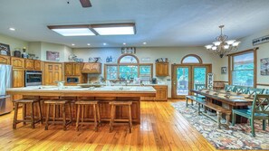 Dining - 44 Gathering Place (Hot Tub) 44 Golf View Rd: 6  BR, 4.5  BA Cabin / Bungalow in Maggie Valley, Sleeps 14 (Maggie Valley)