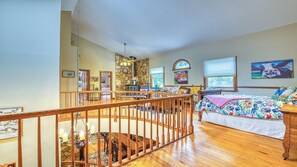 6 bedrooms, WiFi, bed sheets - 44 Gathering Place (Hot Tub) 44 Golf View Rd: 6  BR, 4.5  BA Cabin / Bungalow in Maggie Valley, Sleeps 14 (Maggie Valley)
