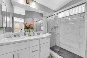 Combined shower/bathtub, hair dryer, towels, soap - Lucky vacation with putting green King/Queens beds (Las Vegas)
