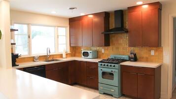 KylskÄp, mikrovÄgsugn, ugn och spishÀll