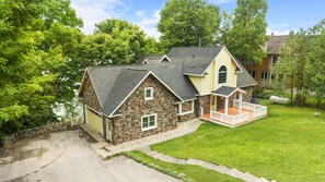 Exterior - Lakefront Torch Lake Home - Cottage Feel w/ 5 BR and Over 4K Sq Ft, Private Dock (Kewadin)