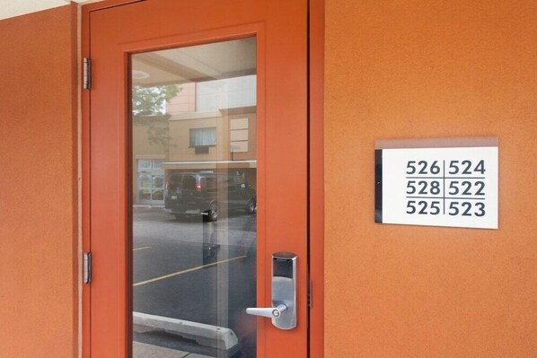 Exterior detail - Chicago Lake Shore Hotel (Chicago)