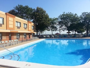 Piscine couverte, piscine extérieure