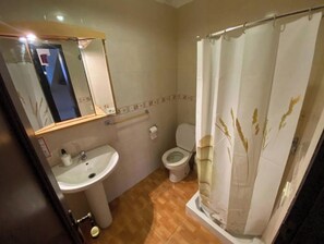 Haartrockner, Bidet, Handtücher, Seife