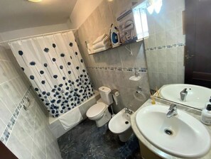 Asciugacapelli, bidet, asciugamani, sapone
