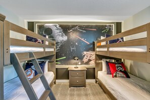7 Schlafzimmer, Schreibtisch, Bügeleisen/Bügelbrett, Reisekinderbett