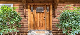 Breathtaking Mountain View Luxury AVL Cabin w/Hot Tub, Fireplaces, Hi-Speed Wifi