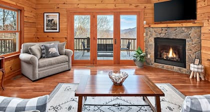 Breathtaking Mountain View Luxury AVL Cabin w/Hot Tub, Fireplaces, Hi-Speed Wifi