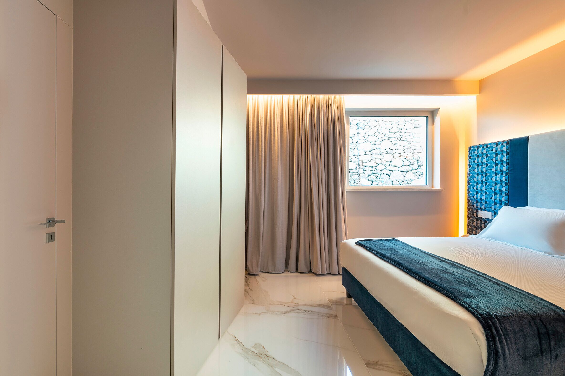 10 chambres, coffres-forts dans les chambres, fer et planche à repasser