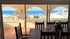 Un comedor con vistas al mar y edificios.