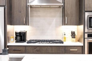 Fridge, microwave, oven, stovetop - Vibrant Ambiance Downtown, DART, Mkt Ctr, AAArena! (Dallas)
