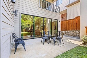 Outdoor dining - Vibrant Ambiance Downtown, DART, Mkt Ctr, AAArena! (Dallas)