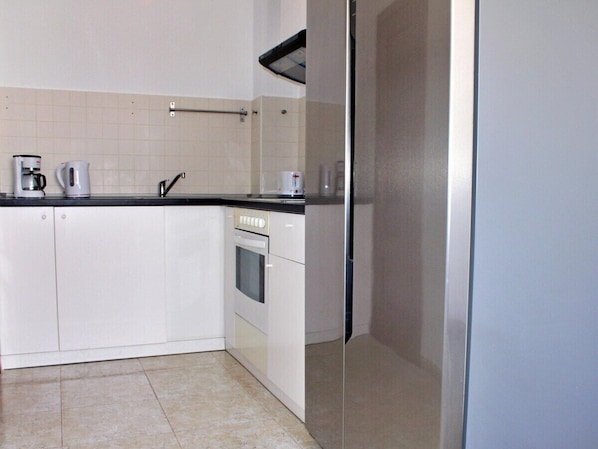 Réfrigérateur, four, cafetière/bouilloire, bouilloire électrique