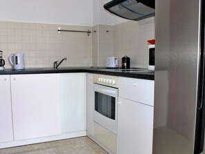 Fridge, oven, coffee/tea maker, electric kettle