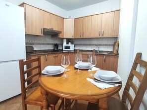 Frigorífico, microondas, cafetera o tetera y hervidor eléctrico